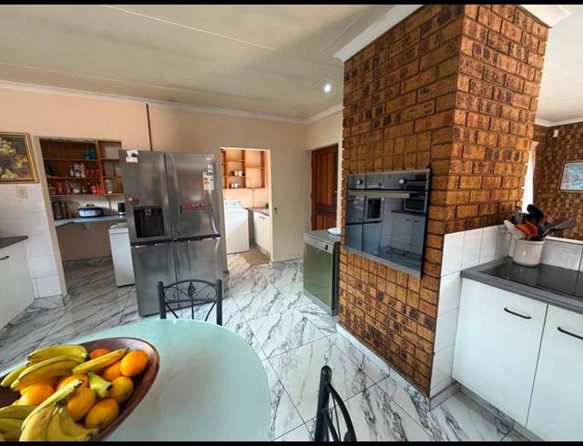 6 BEDROOM HOUSE FOR SALE IN AERORAND